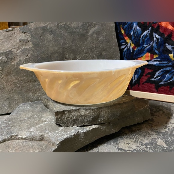 Vintage Pearlescent Peach Pyrex Casserole Dish - Picture 10 of 11